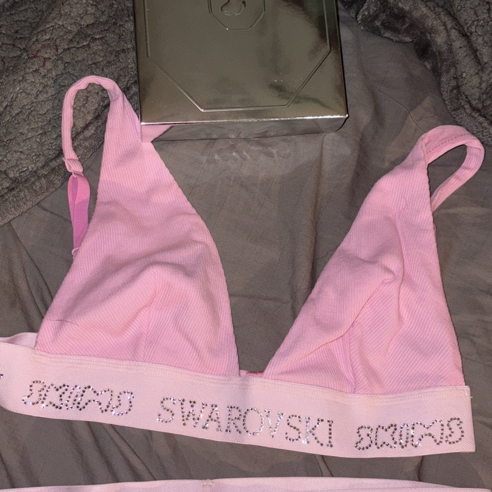 Swarovski x skims Pink bralette size small❤️
-only comes with bralette and box